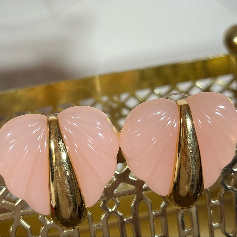 Vintage 80 90 Retro Maximalism Deco pink Lucite Heart Gold Mobwife Earrings